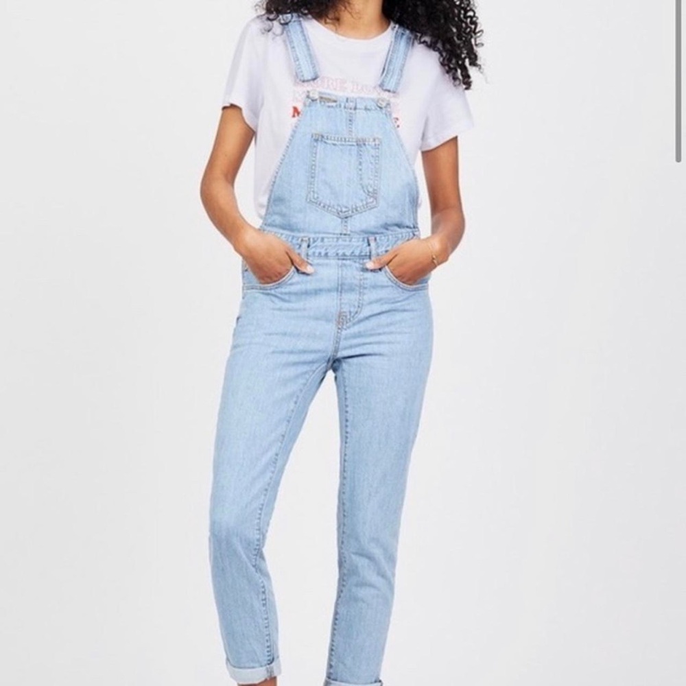 NWOT LEVI’S Classic Bib Overalls, Size Medium